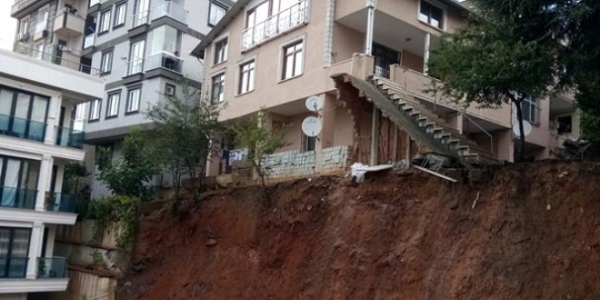 Sancaktepe'de toprak kayması! Bina tamamen boşaltıldı