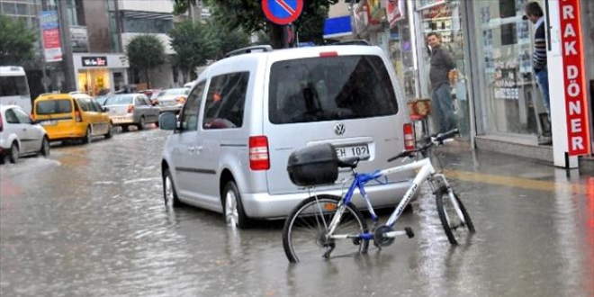 Yalova sokakları 5 dakikada göle döndü