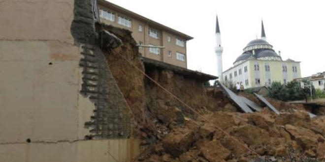 İstanbul'da henüz bilinmeyen nedenle bir okulun istinat duvarı çöktü