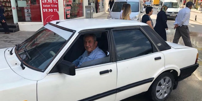 30 yıl önce sattığına pişman olduğu otomobiline kavuştu