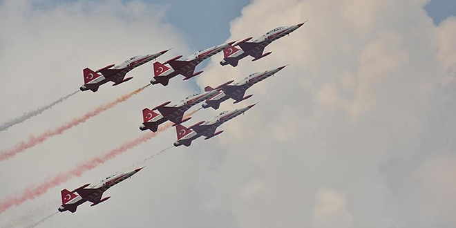 Türk Yıldızları Bükreş semalarında gösteri yaptı