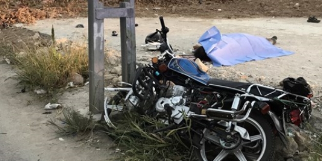 Elektrik direğine çarpan motosiklet sürücüsü öldü