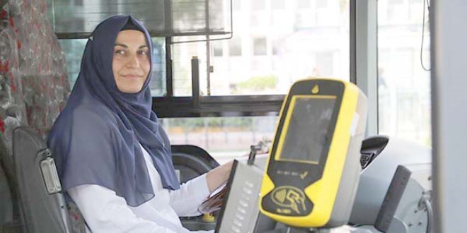 İstanbul yollarında başörtülü bir kaptan