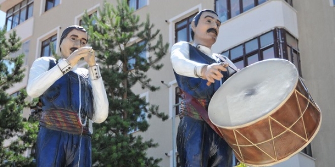 'Bar ekibi'nin zurnası ile tokmağını çaldılar