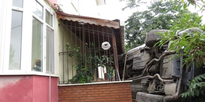 Çekmeköy'de cip bahçeye yuvarlandı: 2 yaralı