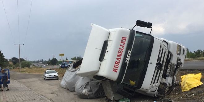 Konya'da otomobil tırla çarpıştı: 2 ölü, 2 yaralı