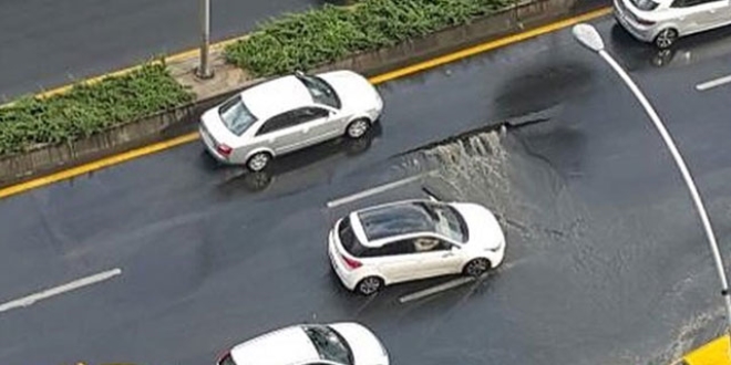 Ankara'da sağanak nedeniyle yol çöktü