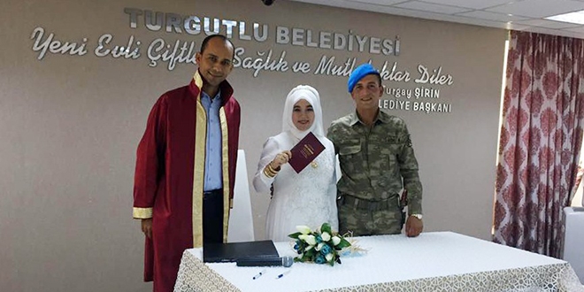 Nikahına damatlık yerine kamuflajı ile geldi