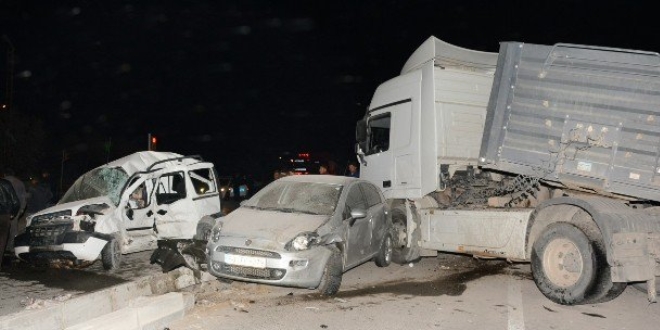 Kum fırtınası iki zincirleme kazaya yol açtı: 17 yaralı