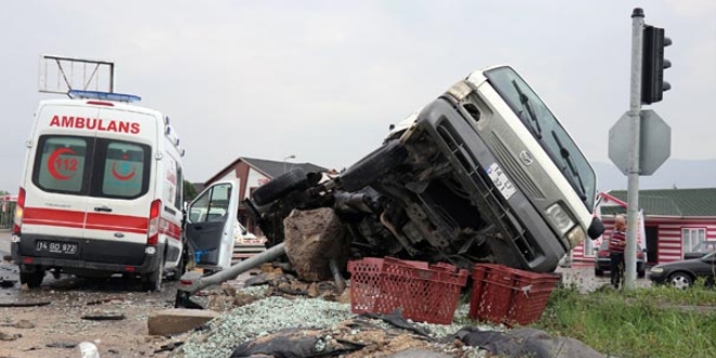 Hasta taşıyan ambulans kamyonetle çarpıştı: 6 yaralı