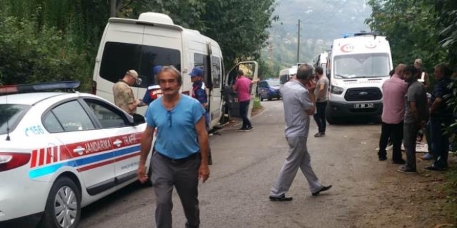Turistleri taşıyan minibüs duvara çarptı: 17 yaralı