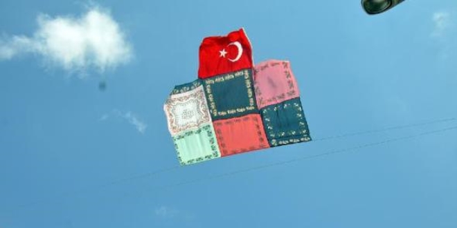 Karaman'da polis 'yazmalı bayrağı' indirtti