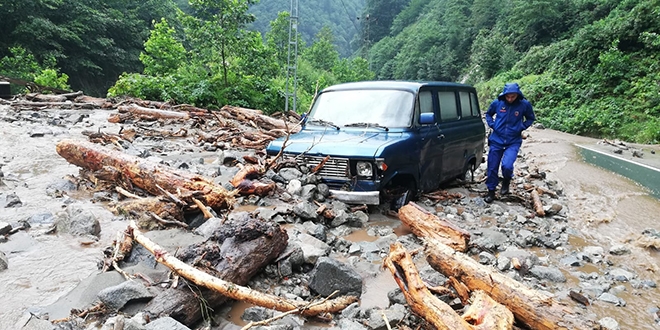 Şiddetli yağış Rize'de etkili oldu