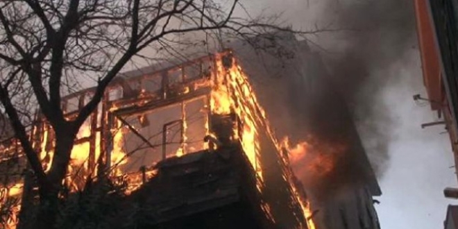 Beyolu'nda kan yangnda iki katl ahap binada yangn meydana geldi
