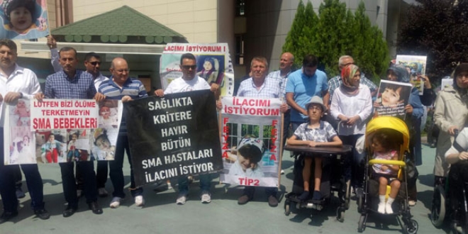 SMA hastası yakınları SGK önünde protesto