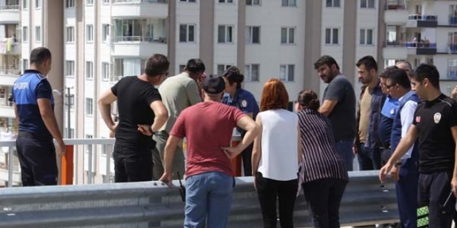 İntihara kalkışan kadını, emniyet müdürünün eşi ikna etti