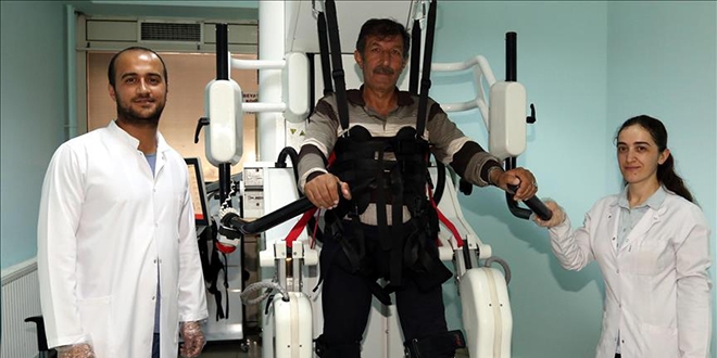 Tekerlekli sandalyeyle geldiği hastaneden yürüyerek çıktı