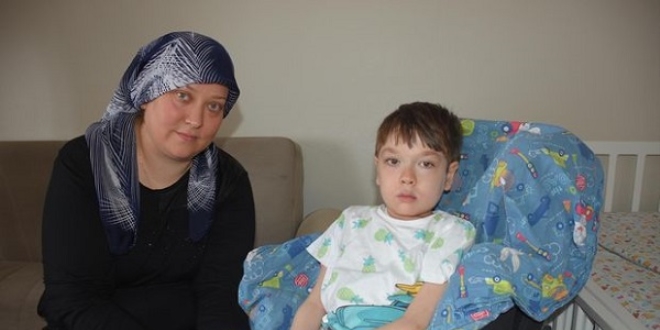 Annesinin tedavi parası için sarma sarıp sattığı Ayberk ameliyat oldu