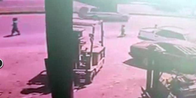 Kaçan topunun peşinden giden 3 yaşındaki çocuk, otomobilin altında kaldı