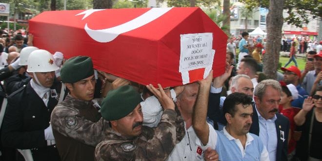 Yüksekten düşerek şehit olan polis toprağa verildi