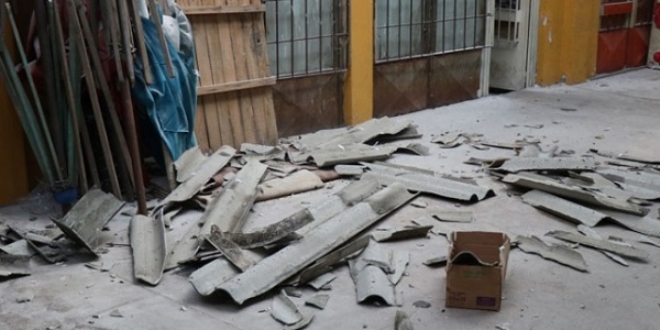 Bolu'da, 3 dakika süren hortum çatıları yerinden söktü