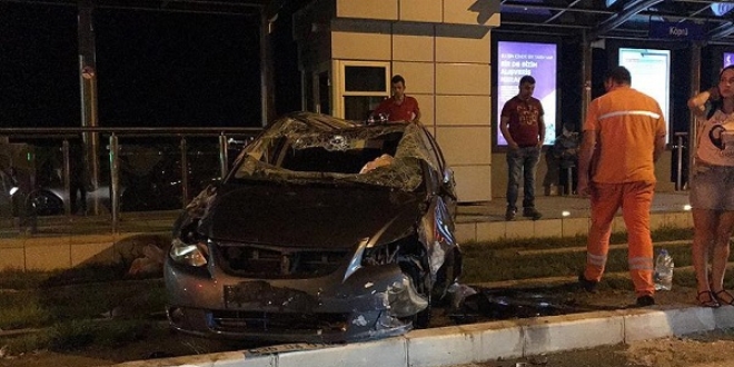 Tramvay durağına giren otomobilin sürücüsü yaralandı