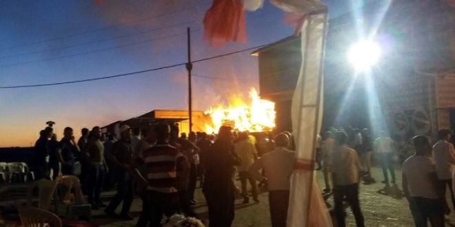 Düğünde atılan havai fişekler yangına neden oldu