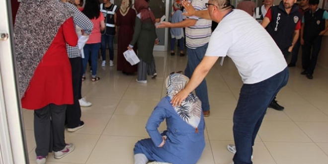 Düşünce, sınav merkezinin kapısından sürünerek girdi