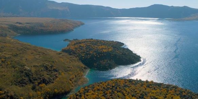 Nemrut Krater Gölü Akdeniz sahillerini aratmıyor