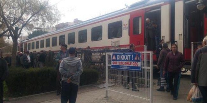 Yolcu treninin çarptığı yaya ağır yaralandı