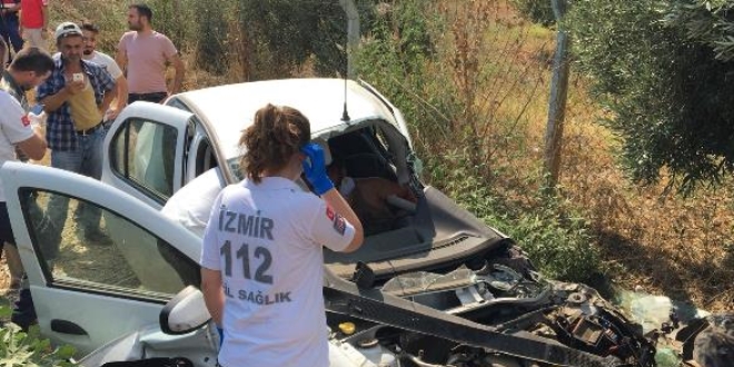 İzmir'de tren otomobile çarptı: 1'i ağır 2 yaralı