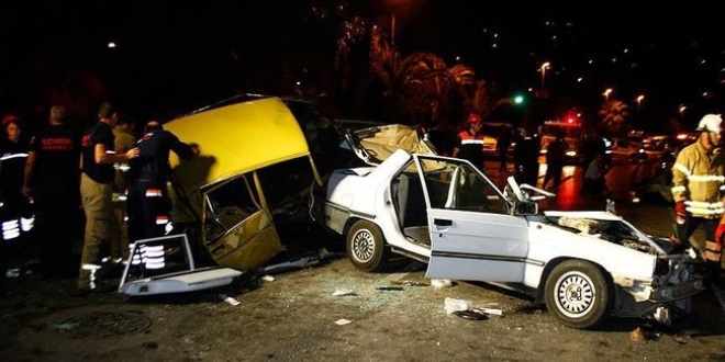 İzmir'de trafik kazası: 1 ölü, 5 yaralı