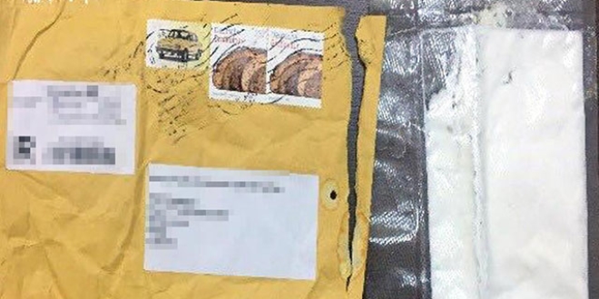 Polis, postayı teslim alıp açtığı anda gözaltına aldı