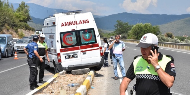 Muğla'da hasta taşıyan ambulans ile otomobil çarpıştı: 4 yaralı