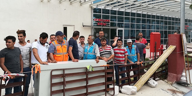 Paralarını alamayan hastane işçileri grev yaptı
