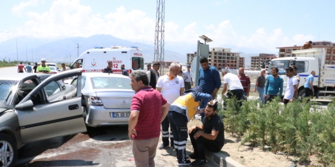 Erzincan'da trafik kazas: 9 yaral
