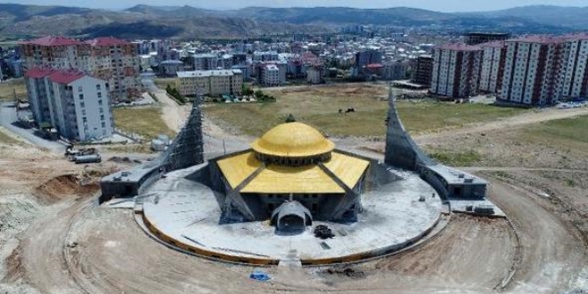 Sivas'ta Ay- Yıldız Camisi yükseliyor