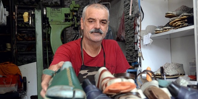 35 yıllık terlik ustası, fabrikalara direniyor
