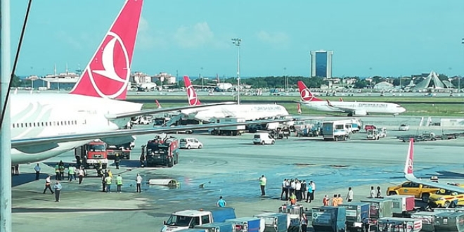 Atatürk Havalimanı'nda kaza: THY uçağına çarptı