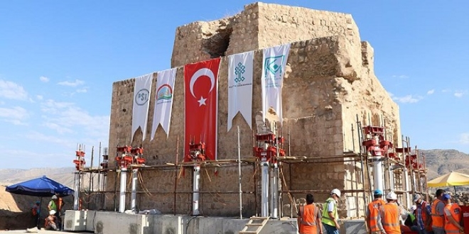 Tarihi Artuklu Hamamı yeni yerine indirildi