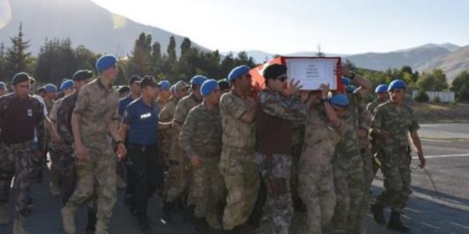 Çukurca'da şehit düşen asker için tören düzenlendi