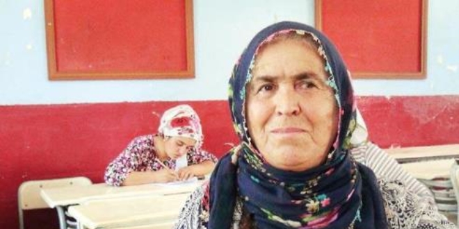 3 doktor 1 öğretmen 1 hemşire yetiştirdi, kendisi okuma yazma öğreniyor
