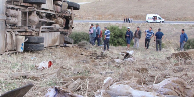 İşçi servisi şarampole yuvarlandı, 2'si ağır 26 yaralı