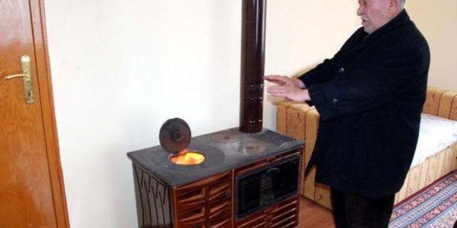 30 derece sıcakta, palto ile soba başında