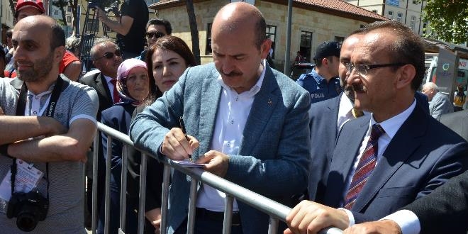 Bakan Soylu, vatandaşların taleplerini bizzat not adlı