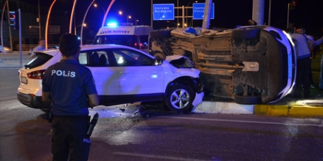 Karaman'da polis aracı ile otomobil çarpıştı: 3 yaralı