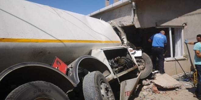Freni boşalan tanker eve girdi