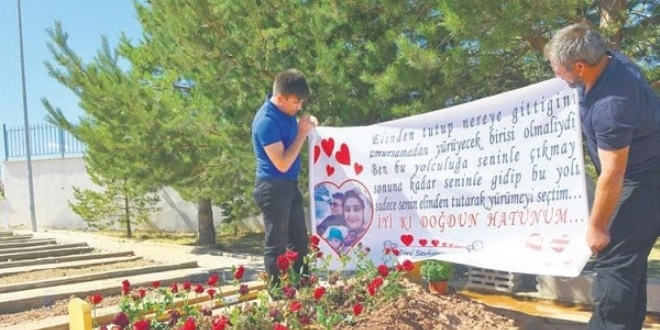 Mezar başında acı doğum günü