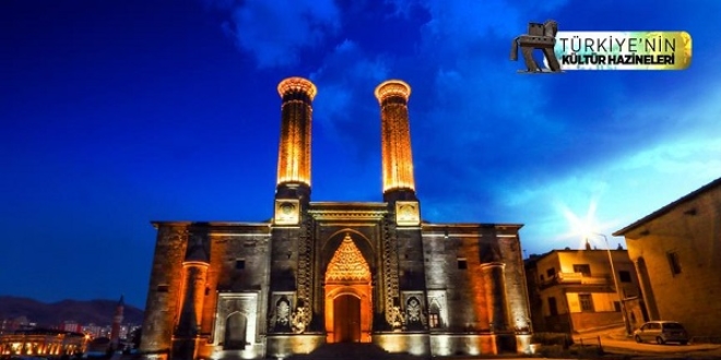 Çifte Minareli Medrese'ye turist ilgisi