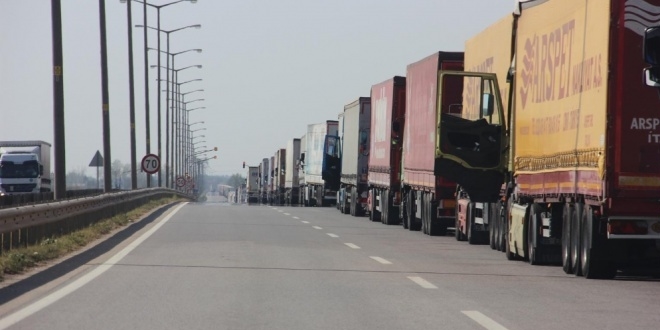 Kapıkule'de 11 kilometrelik tır kuyruğu